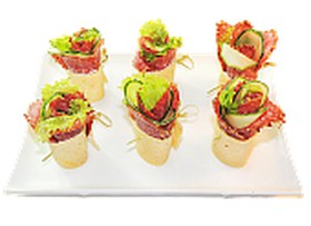 Ролл с полукопченой колбасой - Фото