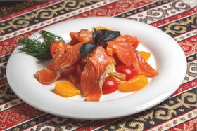 Салат с лососем и апельсиновой заправкой - Фото