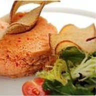 Тар-тар из лосося с миксом из салатных Фото