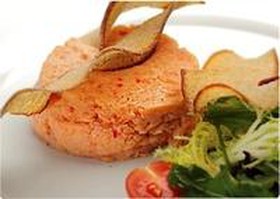 Тар-тар из лосося с миксом из салатных - Фото