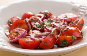 Салат из сезонных помидор с луком - Фото