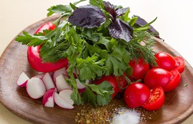 Тарелка свежих овощей на одного - Фото