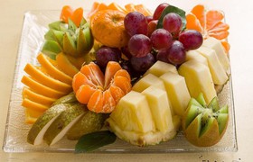 Тарелка сезонных фруктов - Фото