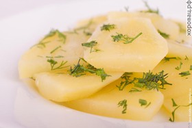 Картофель отварной с зеленью и маслом - Фото