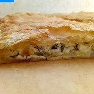 Пирог слоеный с сыром сулугуни и зеленью Фото