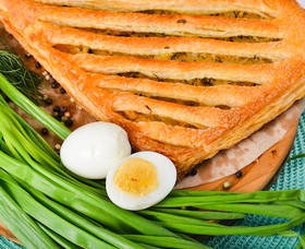 Пирог с зеленым луком и яйцом (слоеный) - Фото