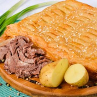 Пирог с мясом и картофелем (слоеный) Фото