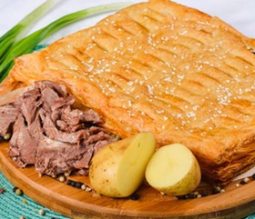 Пирог с мясом и картофелем (слоеный) - Фото