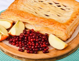 Пирог с яблоками и брусникой (слоеный) - Фото