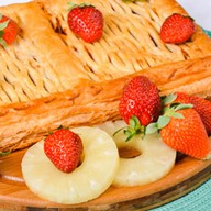 Пирог с ананасом и клубникой (слоеный) Фото