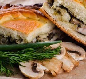 Пирог с курицей, грибами в соусе - Фото