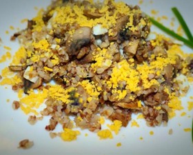 Гречневая каша с грибами, луком и яйцом - Фото