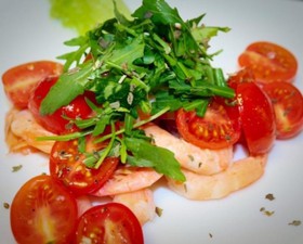 Салат из помидор черри с креветками - Фото