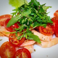 Салат из помидор черри с креветками Фото