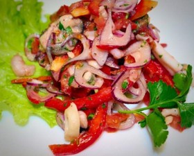 Салат морской коктейль с овощами - Фото