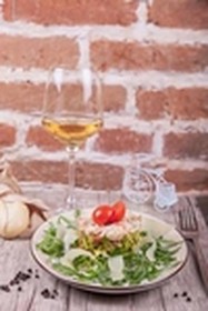 Салат с рукколой,королевскими креветками - Фото