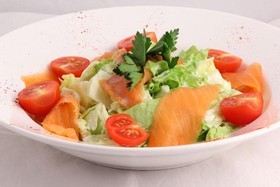 Салат с копченой форелью - Фото