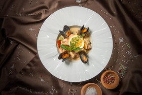 Морепродукты с овощным рагу в соусе - Фото