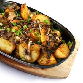 Жареный картофель с луком и грибами - Фото