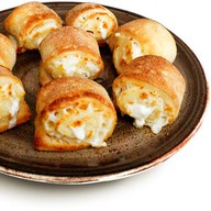 Пицца-роллы с моцареллой в соусе Фото