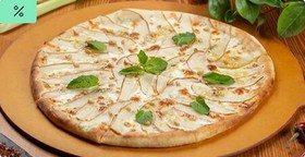 Пицца с грушей и сыром горгонзола - Фото