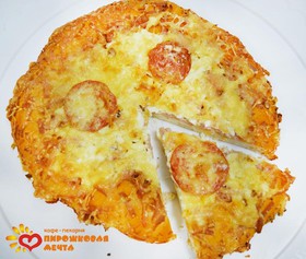 Большая пицца с колбасой - Фото