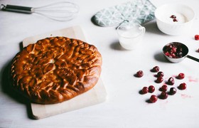 Пирог с вишней дрожжевой - Фото