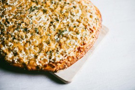Пицца с ветчиной и солеными огурчиками - Фото