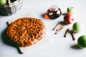 Пирог с яблоками дрожжевой - Фото