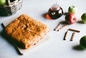 Пирог с яблоками слоеный - Фото