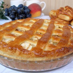 Сладкий пирог с яблоками и корицей - Фото