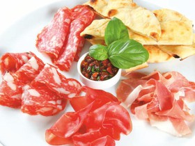 Тарелка итальянских колбас - Фото