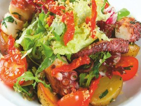 Салат с осьминогом и беби-картофелем - Фото