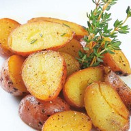 Беби-картофель в пряных травах Фото