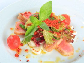 Салат с тунцом и сыром моцарелла - Фото