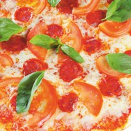 Пицца с сыром моцарелла и колбасой Фото