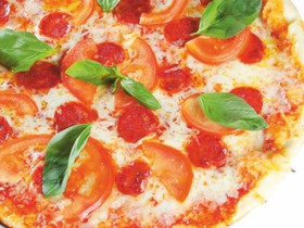 Пицца с сыром моцарелла и колбасой - Фото