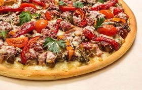 Пицца с мясными деликатесами - Фото