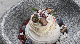 Десерт Павловой с ягодным соусом - Фото