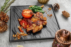 Цыпленок гриль с томатами и аджикой - Фото