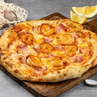 Пицца с креветками и беконом Фото