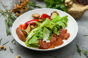 Микс салат с вяленой говядиной и овощами - Фото