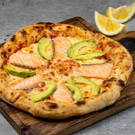 Пицца с лососем и авокадо Фото
