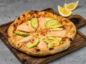Пицца с лососем и авокадо - Фото