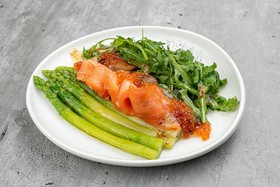 Салат с лососем и спаржей - Фото