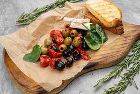 Закуска из маслин и вяленых томатов - Фото