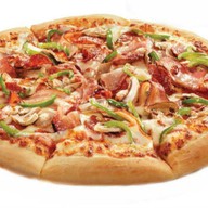 Пицца с беконом и колбасками пепперони Фото