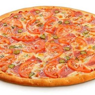Пицца с ветчиной и помидорами Фото