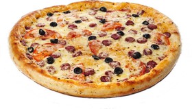 Пицца с колбасками и маслинами - Фото