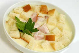 Сырный суп с беконом и гренками - Фото